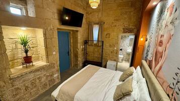 In-room safe, iron/ironing board, WiFi, bed sheets