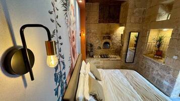 In-room safe, iron/ironing board, WiFi, bed sheets