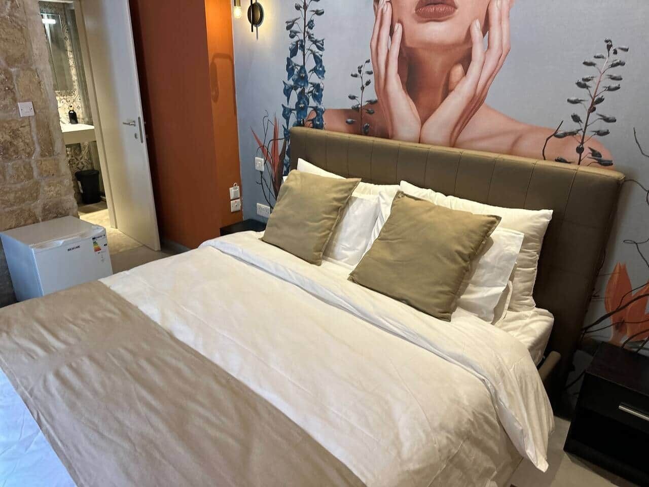 In-room safe, iron/ironing board, WiFi, bed sheets