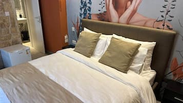 In-room safe, iron/ironing board, WiFi, bed sheets
