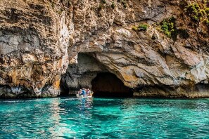 A boat in a natural rock formation with clear water. - Kappella Boutique Room 8 - Il- Koppla (Zurrieq)