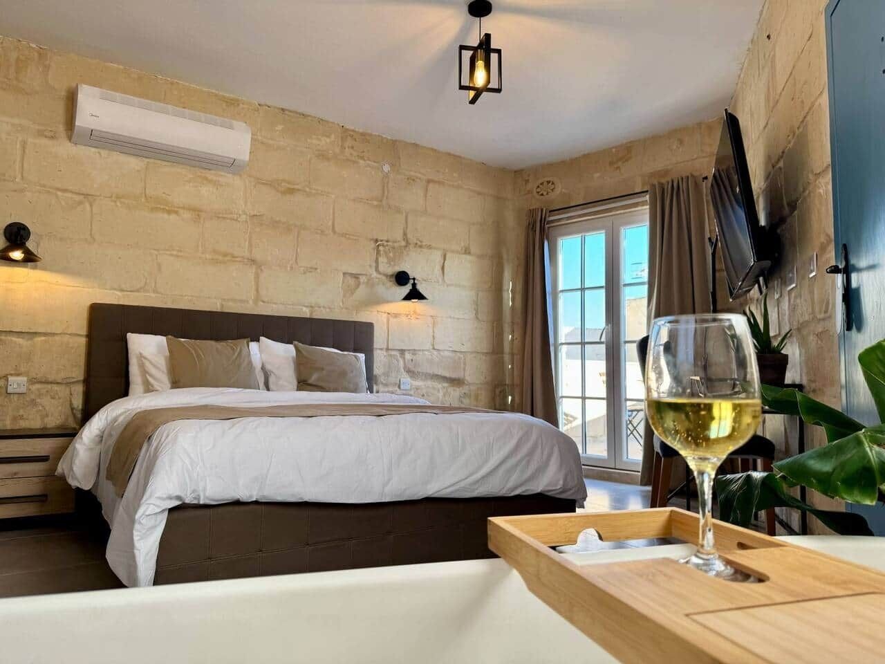 1 slaapkamer, een kluis op de kamer, een strijkplank/strijkijzer, wifi