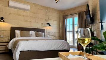 1 slaapkamer, een kluis op de kamer, een strijkplank/strijkijzer, wifi