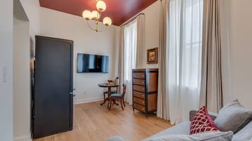 Deluxe Studio Suite | Living area