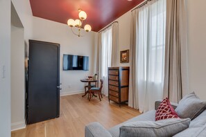 Deluxe Studio Suite | Living area - The Downtown Post The Gracie Suite (Elizabethton)