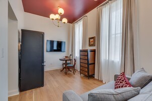 Deluxe Studio Suite | Living area