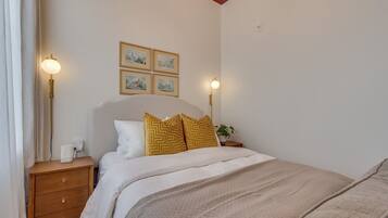 Deluxe Studio Suite | Blackout curtains, soundproofing, iron/ironing board, free WiFi