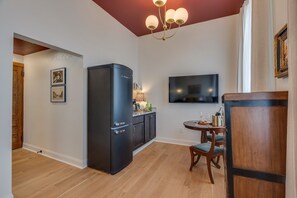 Deluxe Studio Suite | Interior - The Downtown Post The Gracie Suite (Elizabethton)