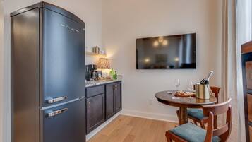 Deluxe Studio Suite | Private kitchen