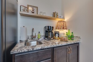 Deluxe Studio Suite | Interior - The Downtown Post The Gracie Suite (Elizabethton)