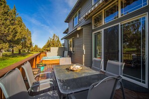 Outdoor dining - Pine & Par at Eagle Crest | Hot Tub | Golf (Redmond)