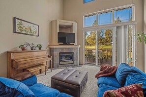 Smart TV, fireplace - Pine & Par at Eagle Crest | Hot Tub | Golf (Redmond)