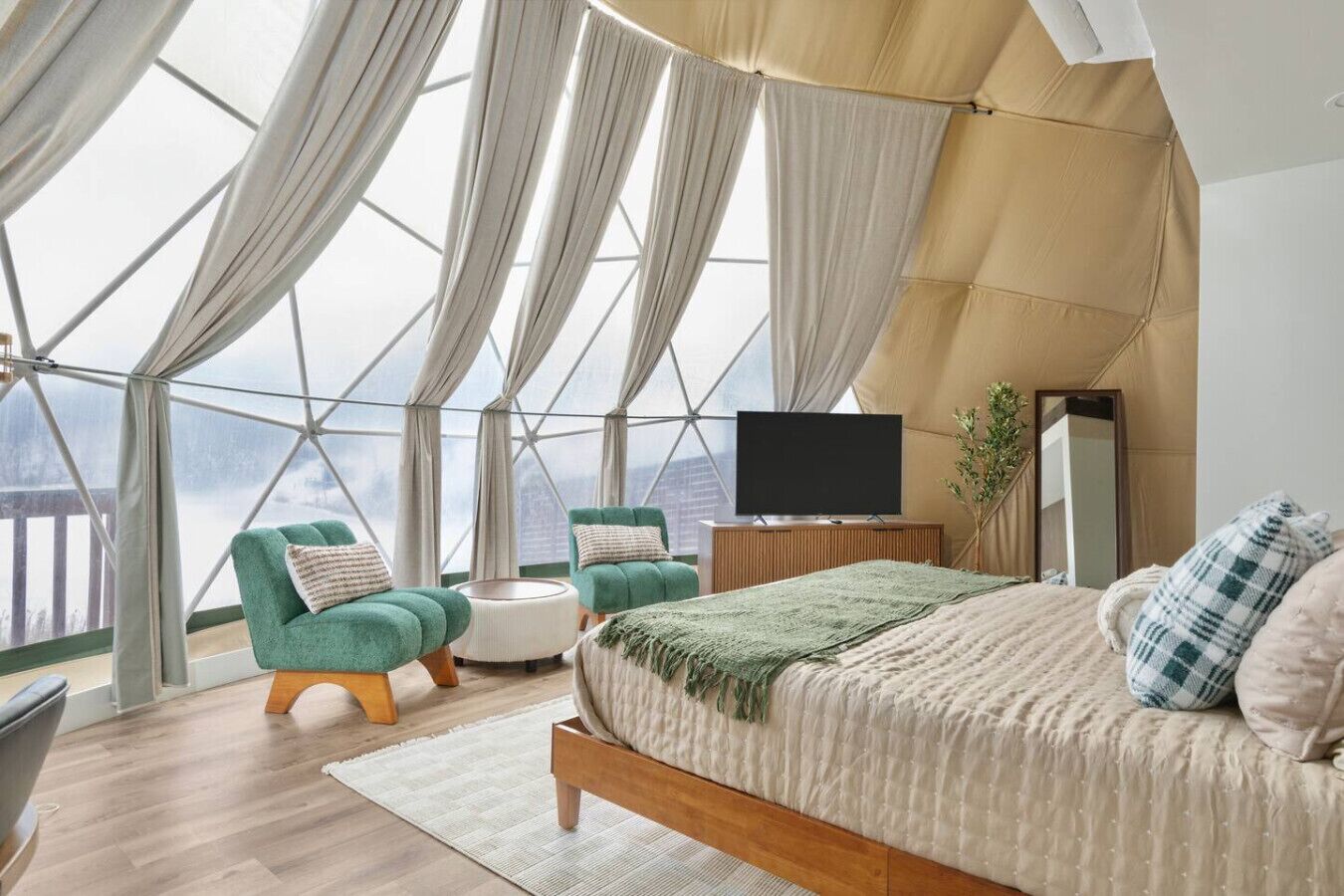 مكتب وواي فاي وملاءات أسرّة