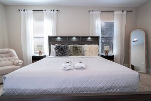 Iron/ironing board, WiFi, bed sheets - 3-Bedroom Luxury House (Orlando)