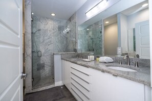 Hair dryer - 3-Bedroom Luxury House (Orlando)