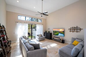 TV - 3-Bedroom Luxury House (Orlando)