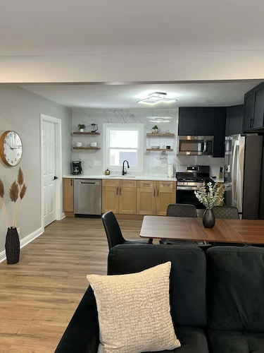 Modern 3BR Home Near Wheaton College & Cantigny