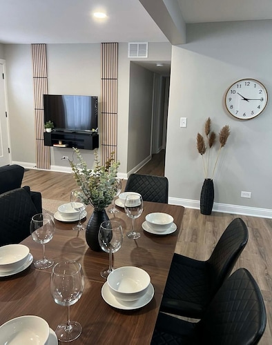 Modern 3BR Home Near Wheaton College & Cantigny