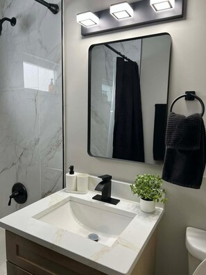 Secadora de cabello, toallas, jabón, papel de baño