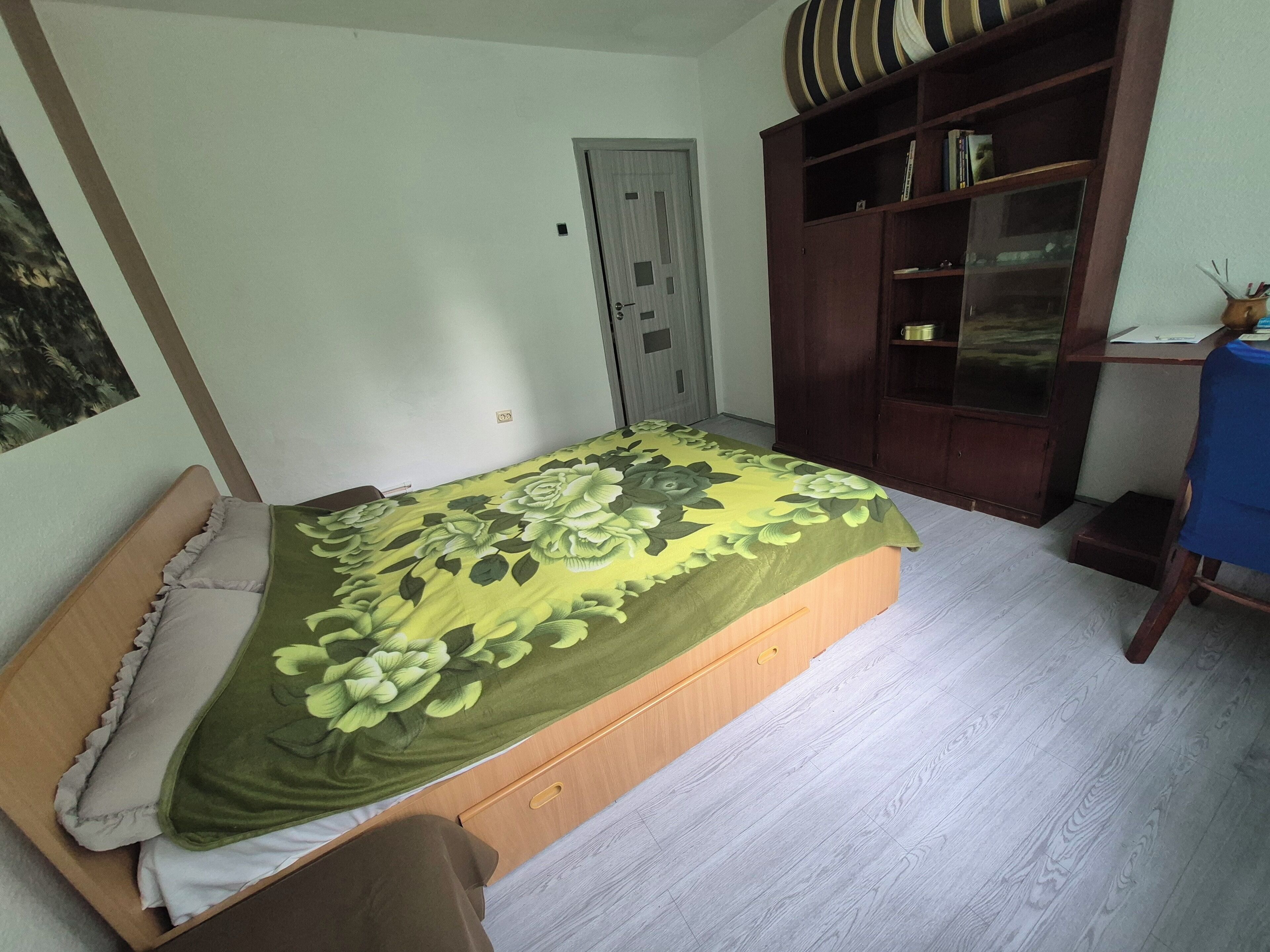 1 quarto, ferros/tábuas de passar roupa, roupa de cama