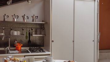 Espressomaschine, Wasserkocher mit Kaffee-/Teezubehör, Wasserkocher