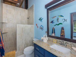 Een douche, een haardroger, handdoeken, zeep