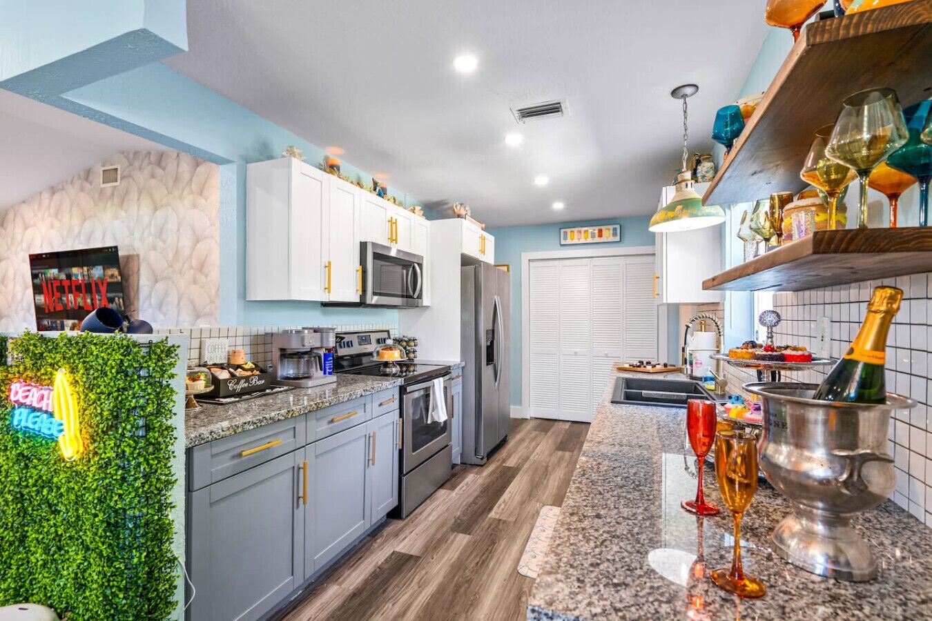 Fridge, microwave, stovetop, dishwasher