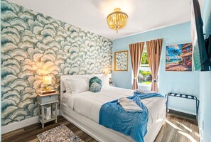 Iron/ironing board, travel crib, WiFi, bed sheets - Tiki Hut, Htd Pool, Bar & Putting Greens Near Ave (Delray Beach)