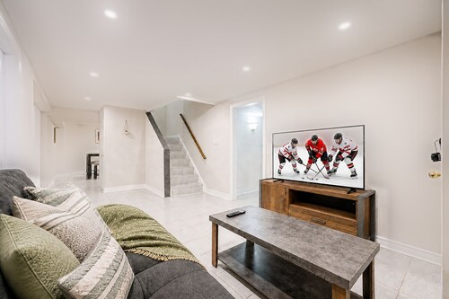 Lower-level house in peaceful Richmond Hill with AC and charm