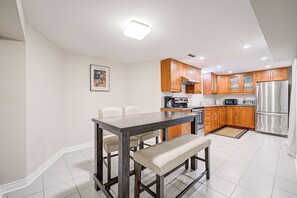 雪櫃、微波爐、焗爐、爐具