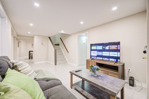 Lower-level house in peaceful Richmond Hill with AC and charm