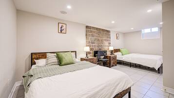 2 chambres, bureau, fer et planche à repasser, accès au Wi-Fi (inclus)