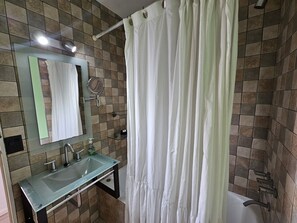 Haartrockner, Bidet, Handtücher