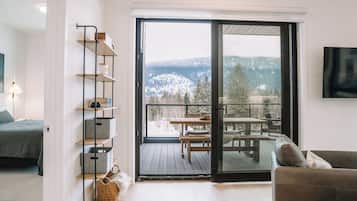 Condo, Balcony, Mountain View | Living area