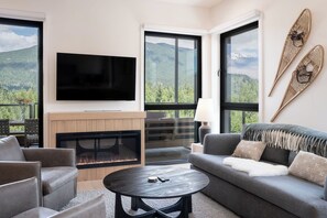 Condo, sacada, vista para a montanha | Área de estar | Smart TV, lareira