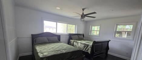 3 bedrooms, iron/ironing board, internet, bed sheets