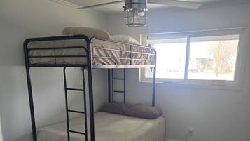 3 makuuhuonetta, silitysrauta/-lauta, internet, vuodevaatteet