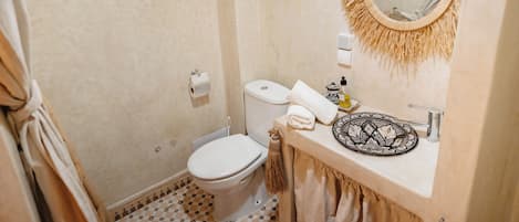 ヘアドライヤー、タオル、石鹸、シャンプー