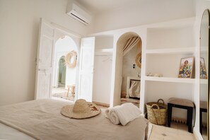 خزنة داخل الغرفة ومكواة/لوح كي وواي فاي مجانًا