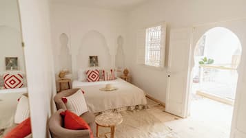 Caja de seguridad en la habitación y tabla de planchar con plancha