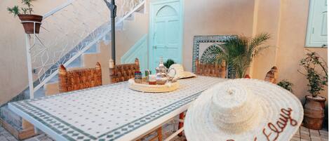 屋外ダイニングエリア