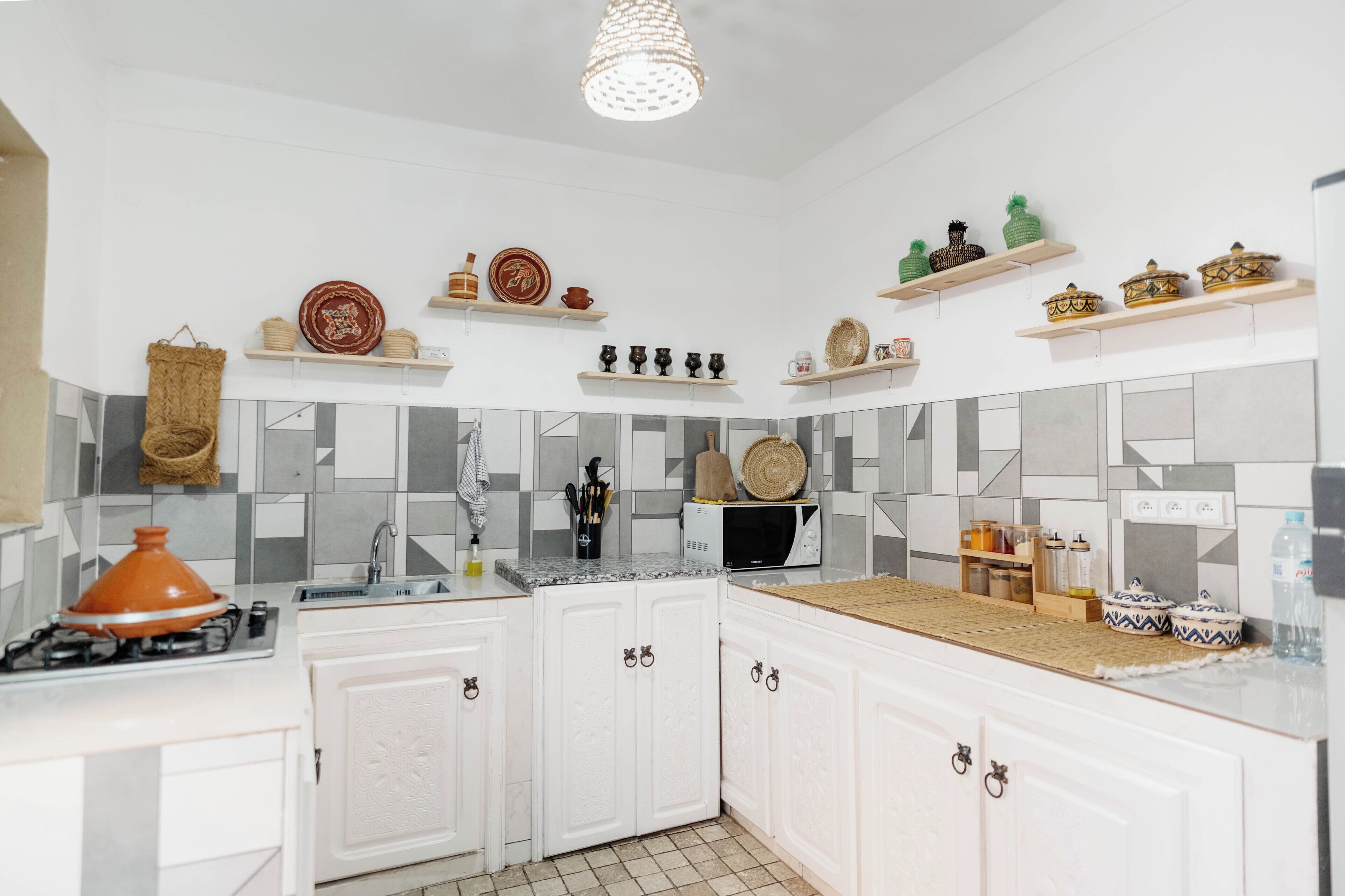 Grand réfrigérateur, micro-ondes, four, plaque de cuisson