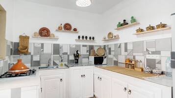 Grand réfrigérateur, micro-ondes, four, plaque de cuisson