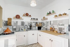 Full-size fridge, microwave, oven, stovetop - RIAD ELAYA (Marrakech)