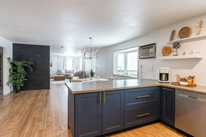4BR I Gameroom, Queen x4, Kitchens x2, Pac n' play