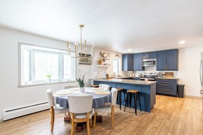 Fridge, microwave, oven, stovetop - 4BR I Gameroom, Queen x4, Kitchens x2, Pac n' play (Fargo)