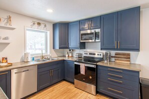 Fridge, microwave, oven, stovetop - 4BR I Gameroom, Queen x4, Kitchens x2, Pac n' play (Fargo)