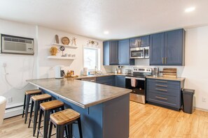 Fridge, microwave, oven, stovetop - 4BR I Gameroom, Queen x4, Kitchens x2, Pac n' play (Fargo)