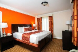 1 dormitorio, tabla de planchar con plancha, ropa de cama