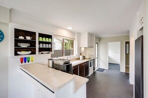 Fridge, microwave, dishwasher, coffee/tea maker - Central Ease - Napier Holiday Home (Napier)